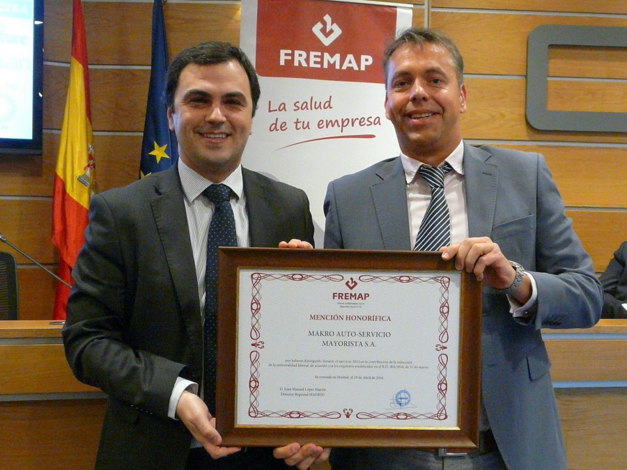 Paulino Bravo, responsable de prevención de riesgos laborales de Makro, fue el encargado de recoger este diploma de manos de Amel Meholjic, director de Fremap Barajas.