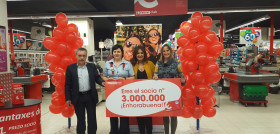 Eroski Club ha reconocido a su socia tres millones en su supermercado Eroski/Center de la Avenida García Barbón de Vigo.