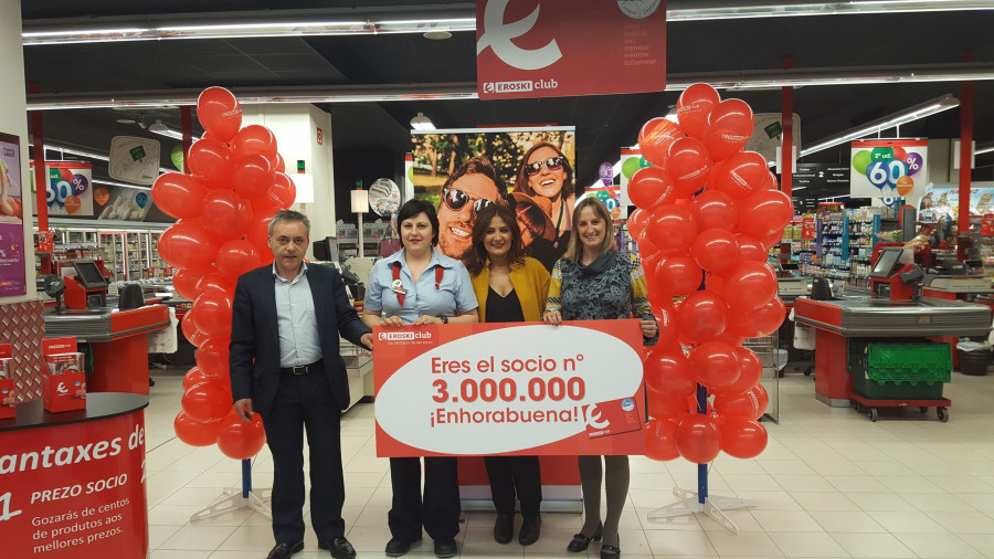Eroski Club ha reconocido a su socia tres millones en su supermercado Eroski/Center de la Avenida García Barbón de Vigo.