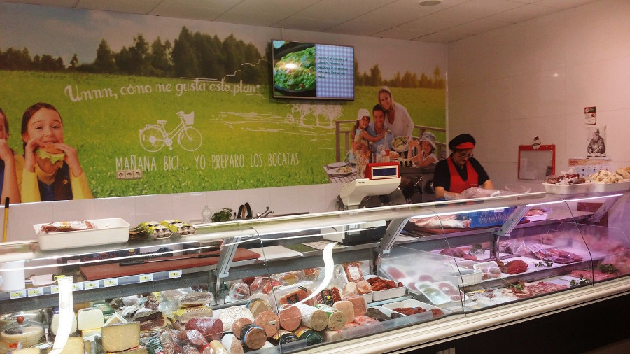 Con una sala de ventas con 150 m2 y 1 caja de salida, ofrece un completo surtido con todas las secciones habituales de un supermercado de proximidad.