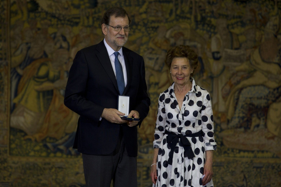 María Teresa Rodríguez, presidenta de Galletas Gullón, recibe la distinción de manos del presidente del Gobierno, Mariano Rajoy.