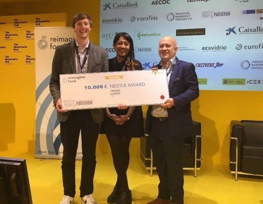 Jesús Alonso, Head of Innovation & Market Intelligence de Nestlé España, entregando el premio a Abi Ramanan y Gustav NIPE, fundadores de Impact Vision.
