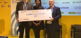 Jesús Alonso, Head of Innovation & Market Intelligence de Nestlé España, entregando el premio a Abi Ramanan y Gustav NIPE, fundadores de Impact Vision.