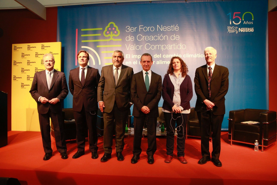 Laurent Dereux, director general de Nestlé España, junto a los ponentes.