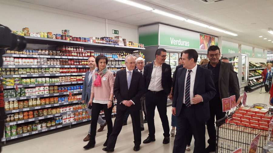 Visita al supermercado Familia del alcalde de Vigo, Abel Caballero.