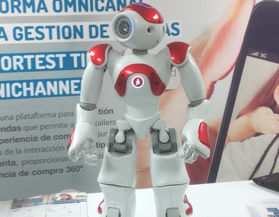 El robot, denominado Mercurio, es capaz de reconocer a los clientes y puede recomendarles promociones y ofertas en función de su historial de compra.