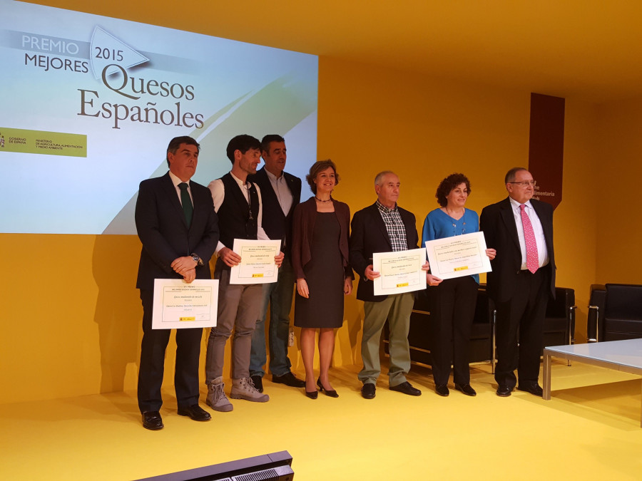 Isabel García Tejerina junto a los premiados.