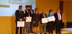 Isabel García Tejerina junto a los premiados.