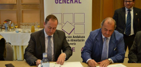 El presidente de CAEA, Luis Osuna, junto al consejero delegado de Asersa, Antonio Peña, durante la firma del convenio.