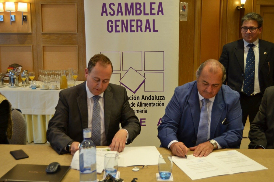 El presidente de CAEA, Luis Osuna, junto al consejero delegado de Asersa, Antonio Peña, durante la firma del convenio.
