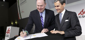 Momento de la firma del acuerdo que ha tenido lugar en el marco de la Conferencia Europea de  ICSC que se desarrolló en Milán.
