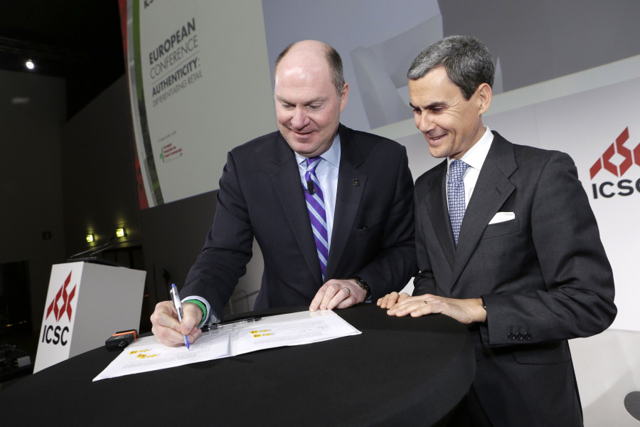 Momento de la firma del acuerdo que ha tenido lugar en el marco de la Conferencia Europea de  ICSC que se desarrolló en Milán.