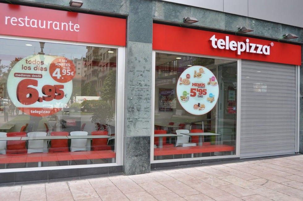 Las tiendas afiliadas denuncian que la compañía, que vuelve a salir a bolsa diez años después, les ha atornillado para limpiar las cuentas.