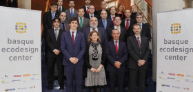 El director de Responsabilidad Social de Eroski, Alejandro Martínez Berriochoa, ha sido el encargado de rubricar la renovación en presencia de la consejera de Medio Ambiente y Política Territorial 