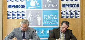 De izquierda a derecha, Rafael Jiménez, director general de Hipercor, y Francisco Miguel Alonso García, presidente honorífico de la Fundación Shangri-La.