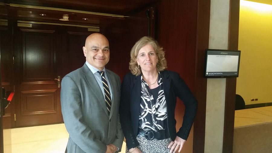 Javier Lorenzo, presidente de Asozumos, y Marjan Skotnicki-Hoogland, presidenta de AIJN.
