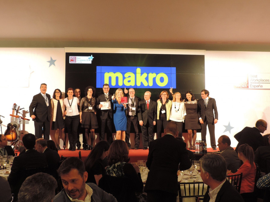 Representantes de Makro en el momento de recoger el galardón.