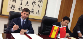 Momento de la firma en la sede de la Administración General de Supervisión de la Calidad, Inspección y Cuarentena de la R.P. China en Pekín.
