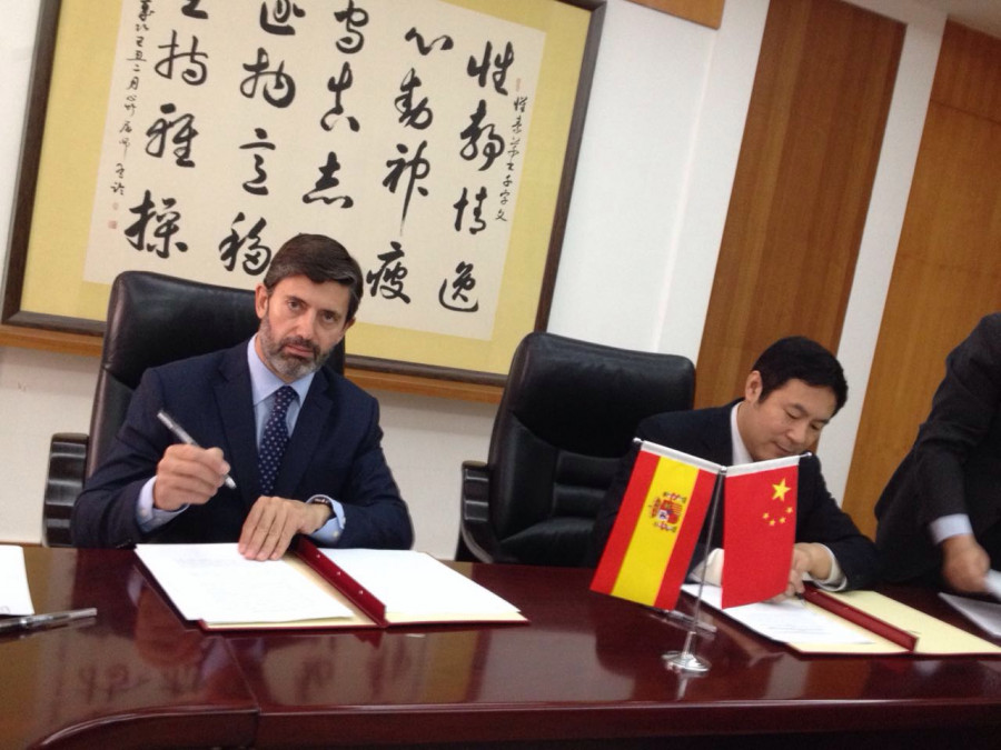 Momento de la firma en la sede de la Administración General de Supervisión de la Calidad, Inspección y Cuarentena de la R.P. China en Pekín.
