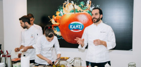 El famoso chef Mario Sandoval pronunció una conferencia acerca  de la comida cruda y realizó una demostración de cocina sobre alimentos crudos en la que Kanzi  fue protagonista.