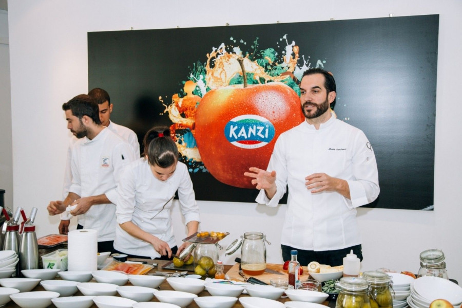 El famoso chef Mario Sandoval pronunció una conferencia acerca  de la comida cruda y realizó una demostración de cocina sobre alimentos crudos en la que Kanzi  fue protagonista.