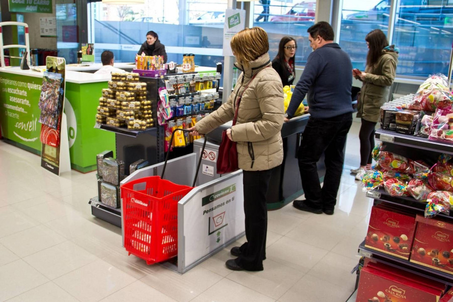 Una de las medidas adoptadas es la adecuación de cajas de cobro con elevador porta-cesta.