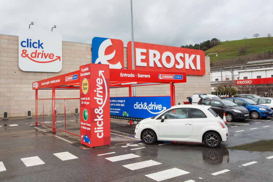El servicio Click & Drive se ofrece desde esta semana en el hipermercado Eroski Urbil de Usurbil y en breve entrará también en funcionamiento en el hipermercado de la cooperativa en Garbera (San Seb