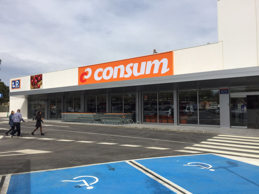 La tienda, con una superficie de 1.470m2, está situada en la entrada de la urbanización La Cañada de Paterna.