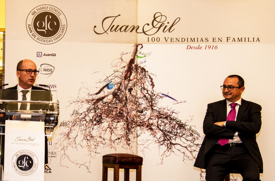 Miguel y Ángel Gil Vera, cuarta generación de la familia y co-directores, durante la presentación del centenario del grupo bodeguero.