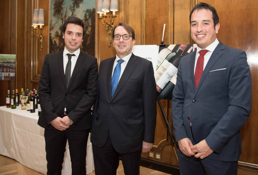 De izda a dcha, Jorge Rivero, director comercial de Bodegas Marqués del Atrio; Jesús Rivero, director general y Manuel Rivero, director de operaciones.