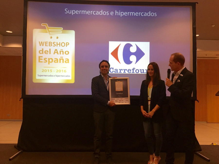 Momento de la recogida del premio por parte de Carrefour.