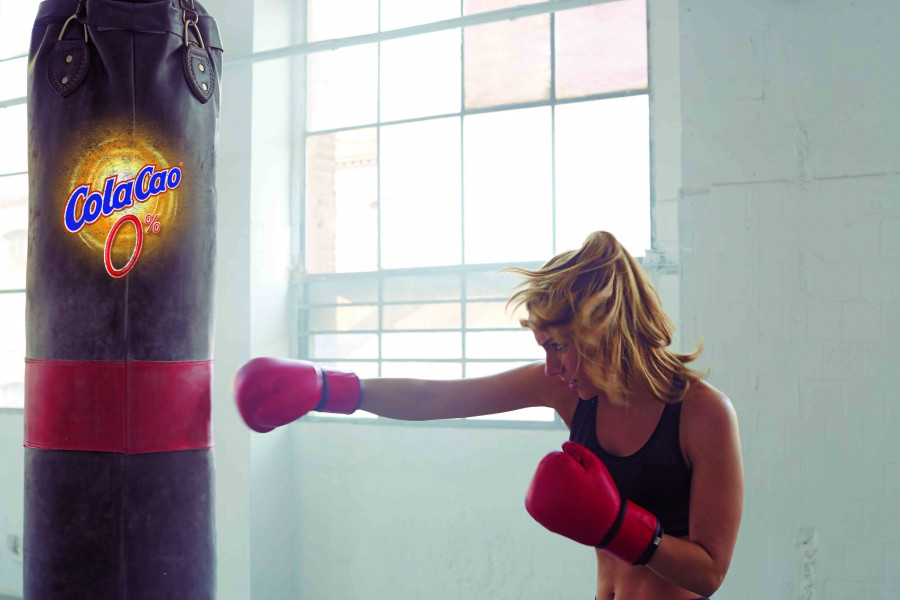 En el nuevo spot de Cola Cao 0% se puede descubrir una faceta desconocida de la cantante: su afición al boxeo.