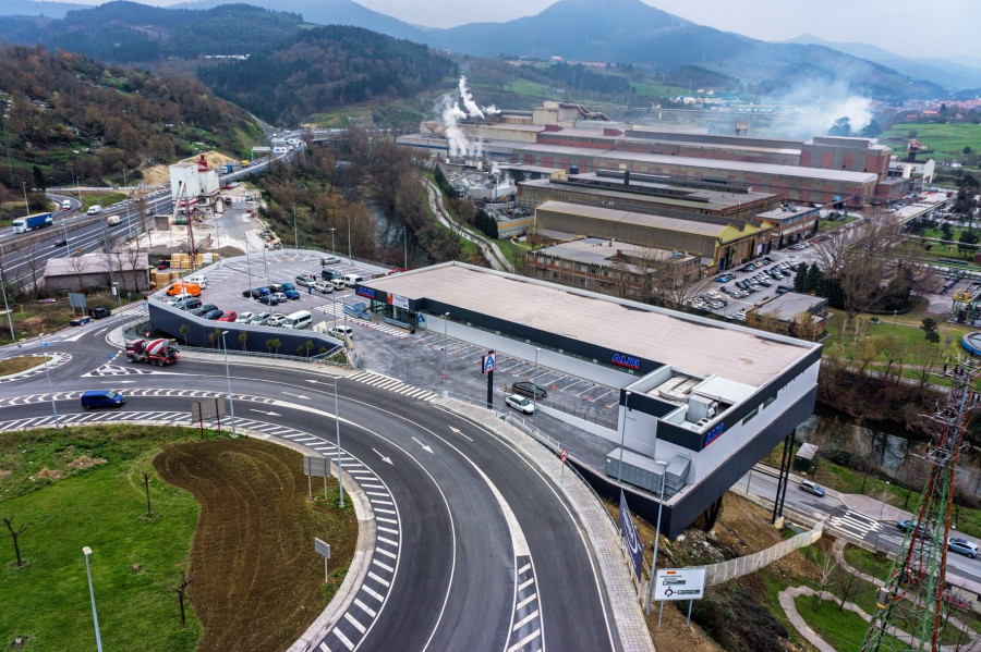 Las nuevas instalaciones tienen una superficie de 1.600 m2  repartidos entre la zona comercial, almacenes, vestuarios y oficinas, además de 80 plazas de aparcamiento.