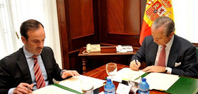 Momento de la firma del acuerdo. Mauricio García de Quevedo, director general de Fiab, y Arsenio Fernández de Mesa, director general de la Guardia Civil.
