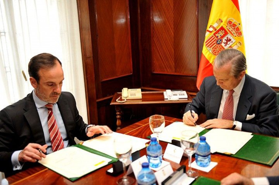 Momento de la firma del acuerdo. Mauricio García de Quevedo, director general de Fiab, y Arsenio Fernández de Mesa, director general de la Guardia Civil.