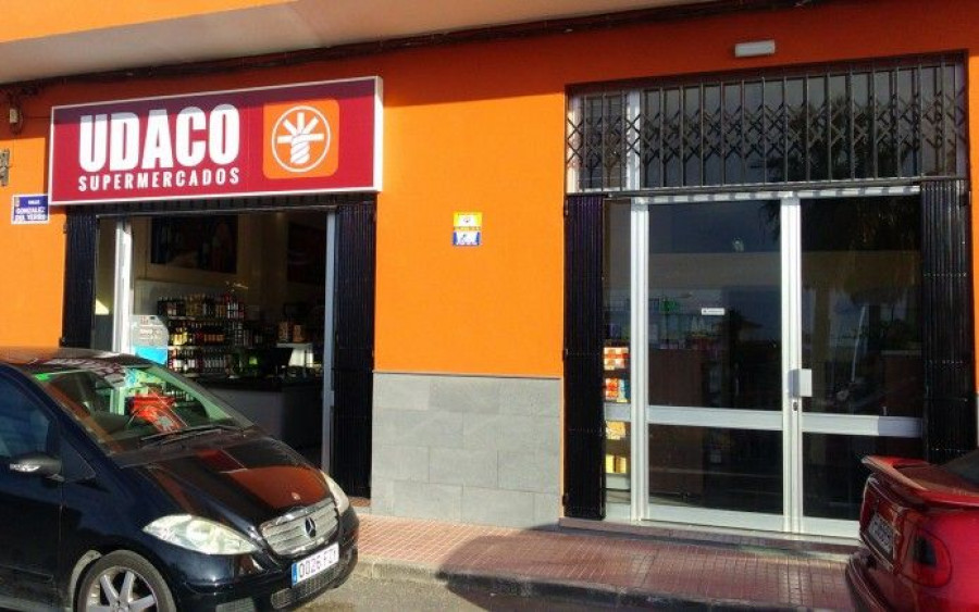 Ambos establecimientos cuentan con las secciones de charcutería, frutería y panadería, así como una amplia oferta de marca propia Unide y marca fabricante.