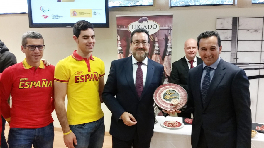 El acuerdo se rubricó en presencia del director general de Deportes del CSD, Óscar Graefenhain, y de un destacado grupo de deportistas que quisieron agradecer el apoyo de la empresa de alimentación