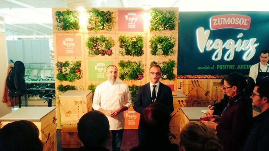 Juan F. Martínez Fernández, director general de Zumosol, junto al chef Rodrigo de la Calle, durante la presentación.