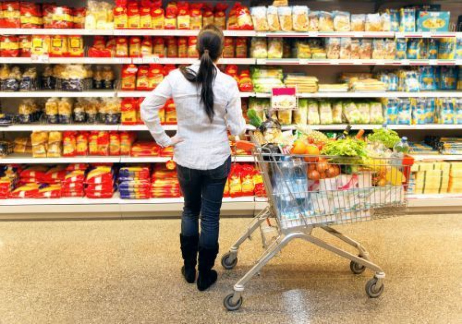 La moderación de los precios y la menor presión fiscal han permitido, por un lado, elevar la renta disponible de los hogares y, por otro, apuntalar la confianza del consumidor.