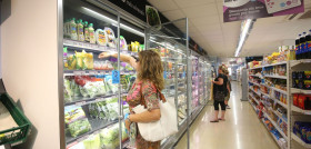 El nuevo supermercado ofrece las principales secciones de pan, fruta, carne y charcutería en libre servicio.