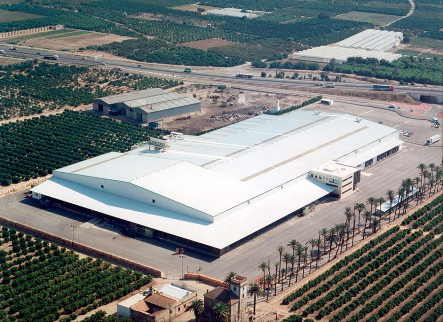 Imagen del almacén que Cañamás Hermanos tiene en L´Alcudia (Valencia), con una superficie de 24.000 m², también dispone de otro en la localidad de Oliva.