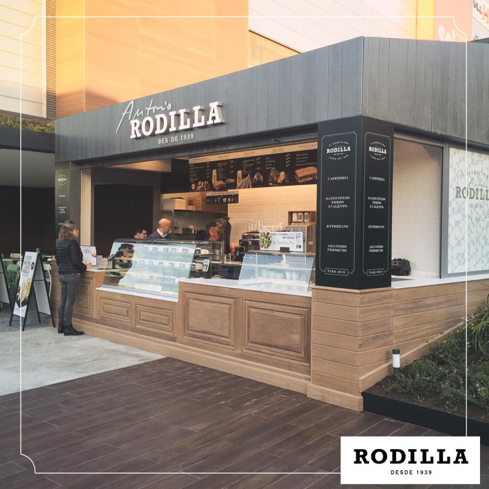 El local del Centro Comercial Splau, en Cornellà de Llobregat, es el tercero de la firma en Barcelona y cuenta con terraza exterior dentro de sus 120 m2.