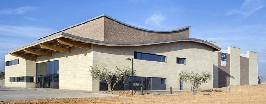 La parte más característica de la obra y que ha requerido un mayor reto constructivo debido a su diseño, es la cubierta de cinc.