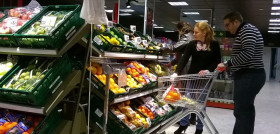 La tienda cuenta con una amplia oferta de alimentos frescos, especialmente frutas y verduras locales de temporada, en sus 250 m2.