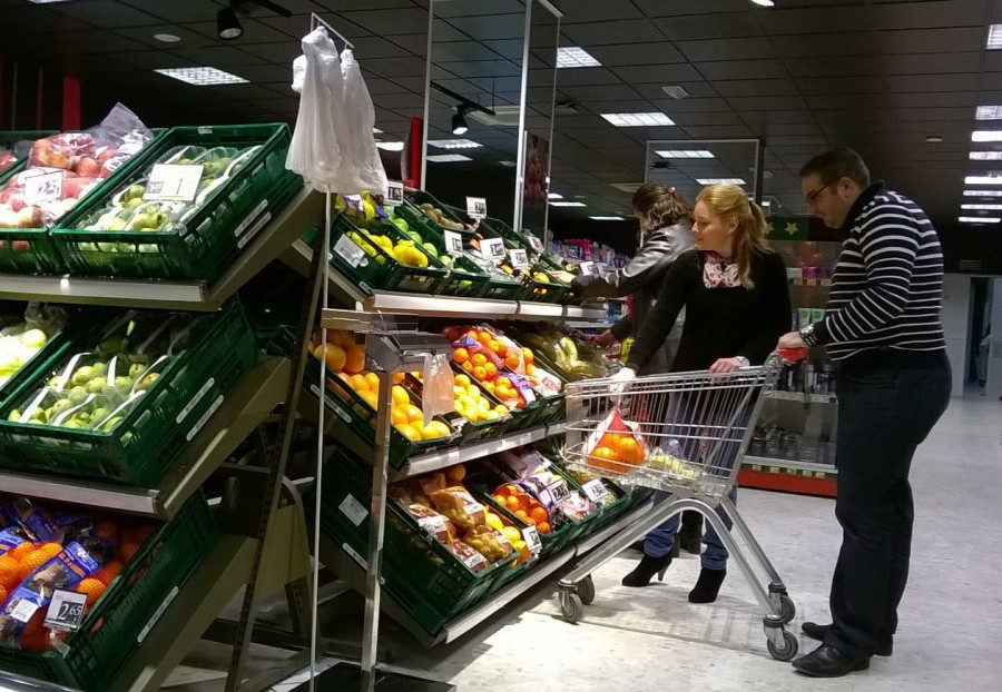 La tienda cuenta con una amplia oferta de alimentos frescos, especialmente frutas y verduras locales de temporada, en sus 250 m2.