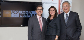 De dcha. a izq., Esteban Rodés, presidente de Stanpa; Val Díez, directora general de Stanpa; y Juan Pedro Abeniacar, presidente de la Academia del Perfume, en el momento de la firma.