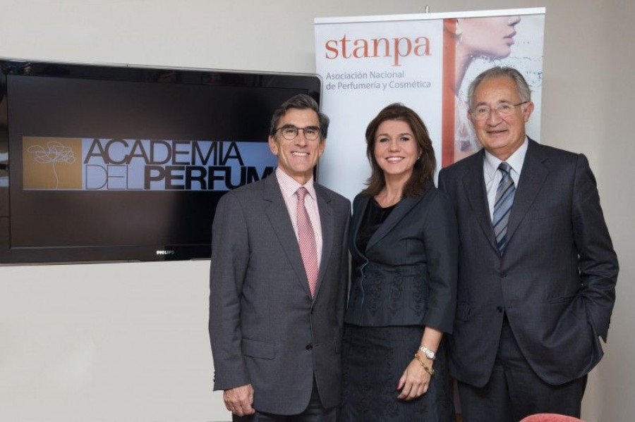 De dcha. a izq., Esteban Rodés, presidente de Stanpa; Val Díez, directora general de Stanpa; y Juan Pedro Abeniacar, presidente de la Academia del Perfume, en el momento de la firma.