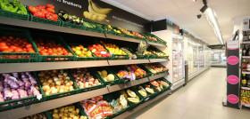 El supermercado tiene las secciones principales de productos frescos en libre servicio.