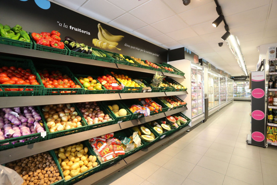 El supermercado tiene las secciones principales de productos frescos en libre servicio.