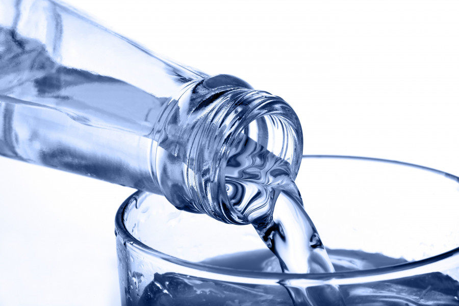 Según un estudio la mayoría de los consumidores prefiere consumir agua envasada en vidrio.